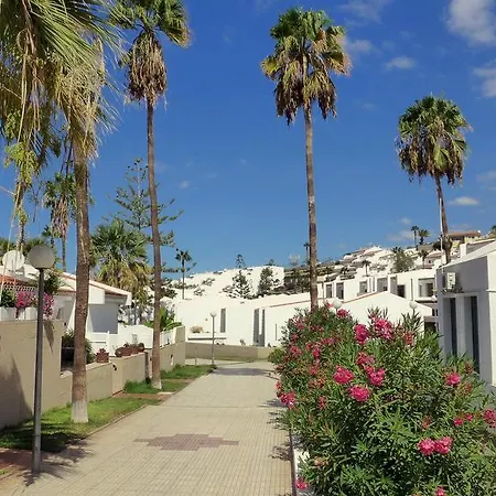 Island Village فيلة *